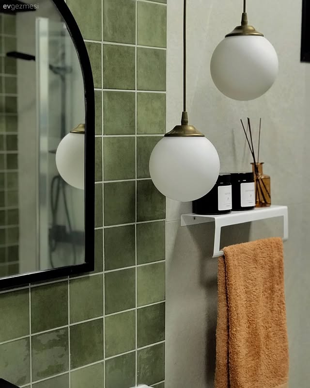 Yeşil seramik ve doğal aydınlatmalı yenilenmiş banyo