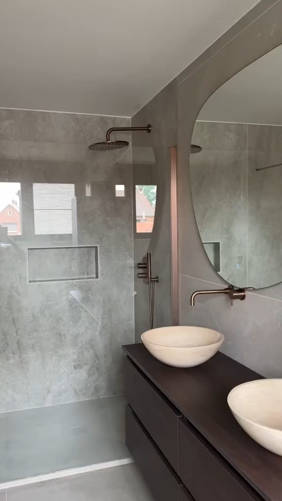 Doğal taş dokulu banyo