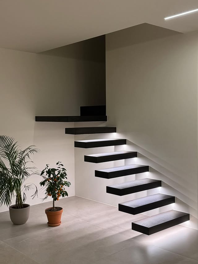 Gizli aydınlatmalı merdiveniyle yenilenmiş villa iç mekânı